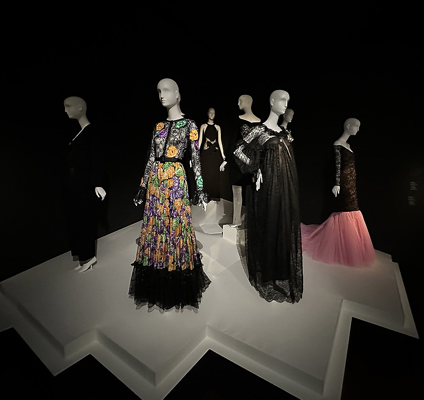 Exposition temporaire "Yves Saint Laurent : Transparences" au Musée Yves Saint Laurent à Paris