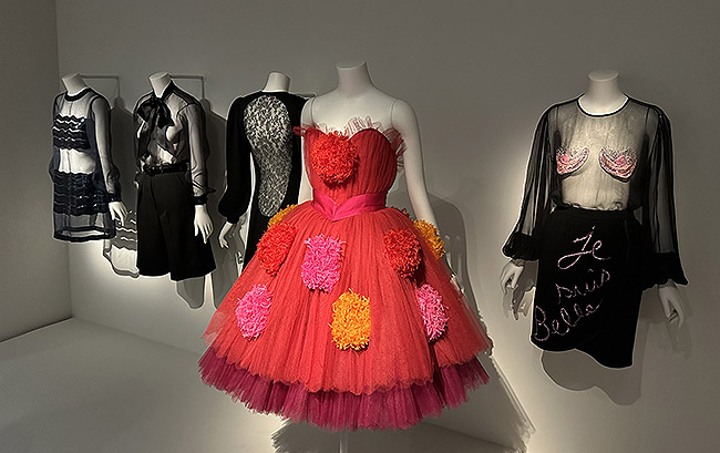 Exposition temporaire "Yves Saint Laurent : Transparences" au Musée Yves Saint Laurent à Paris