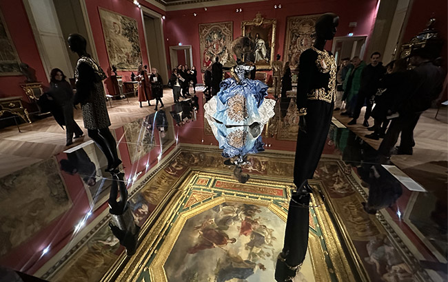 Exposition temporaire "Louvre Couture" au Musée du Louvre à Paris