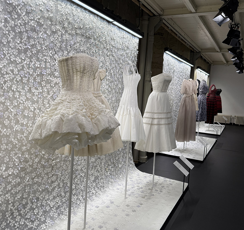 Exposition temporaire "Azzedine Alaïa et Christian Dior, Deux maîtres de la Haute Couture" à la Fondation Alaïa à Paris