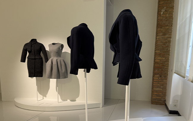 Exposition temporaire "Azzedine Alaïa et Christian Dior, Deux maîtres de la Haute Couture" à la Fondation Alaïa à Paris