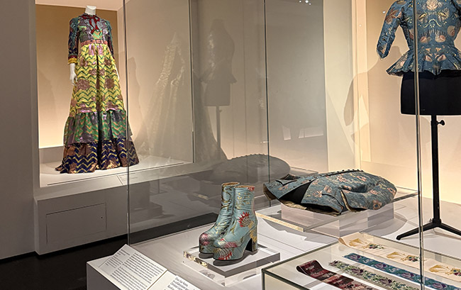 Exposition temporaire "Tisser, broder, sublimer. Les savoir-faire de la mode" au Palais Galliera, Musée de la mode à Paris