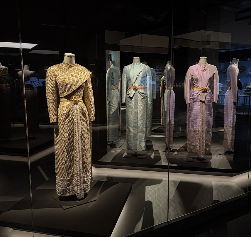 Exposition temporaire "La mode en majesté - Haute couture et tradition à la cour de Thaïlande" au Musée des Arts Décoratifs à Paris Exposition temporaire "La mode en majesté - Haute couture et tradition à la cour de Thaïlande" au Musée des Arts Décoratifs à Paris