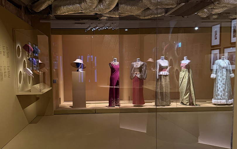 Exposition temporaire "La mode en majesté - Haute couture et tradition à la cour de Thaïlande" au Musée des Arts Décoratifs à Paris Exposition temporaire "La mode en majesté - Haute couture et tradition à la cour de Thaïlande" au Musée des Arts Décoratifs à Paris