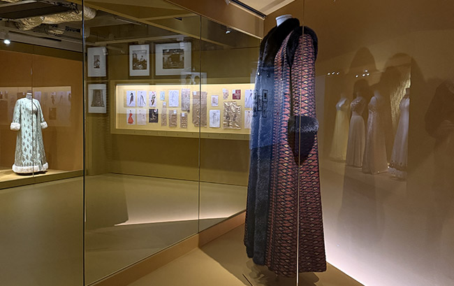 Exposition temporaire "La mode en majesté - Haute couture et tradition à la cour de Thaïlande" au Musée des Arts Décoratifs à Paris Exposition temporaire "La mode en majesté - Haute couture et tradition à la cour de Thaïlande" au Musée des Arts Décoratifs à Paris