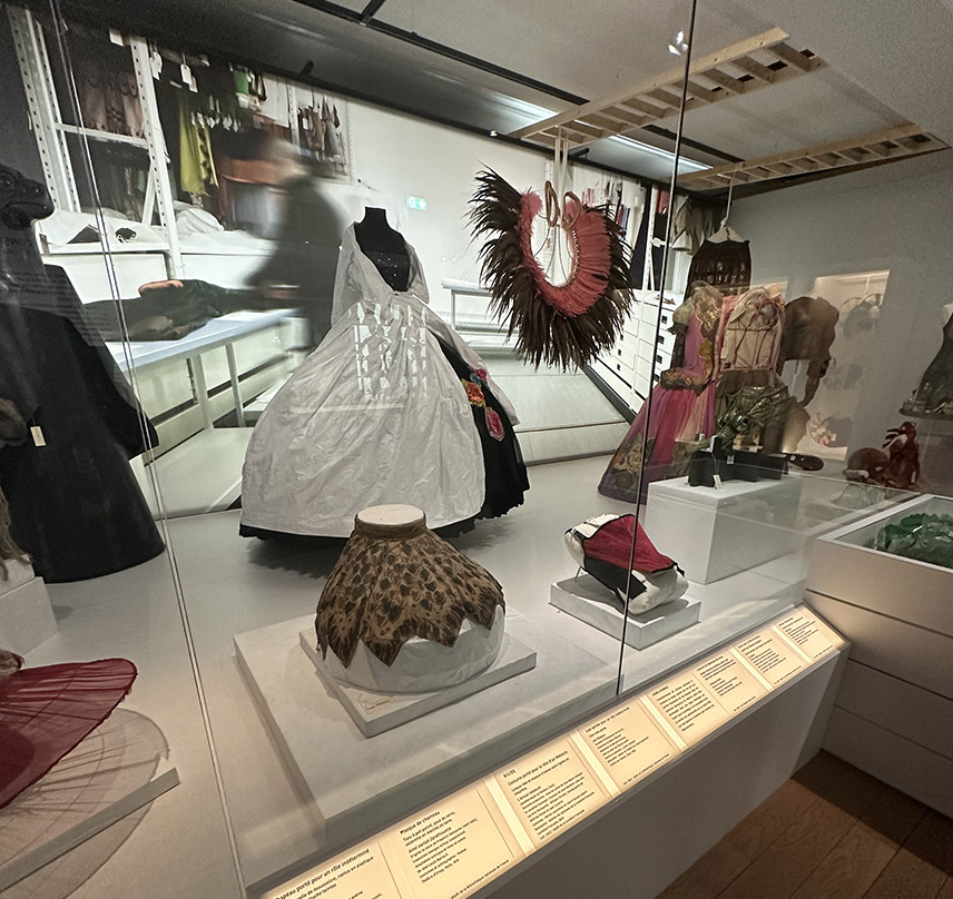 Exposition temporaire "Tous en scène ! 20 ans de collections" au Centre National du Costume et de la Scène à Moulins