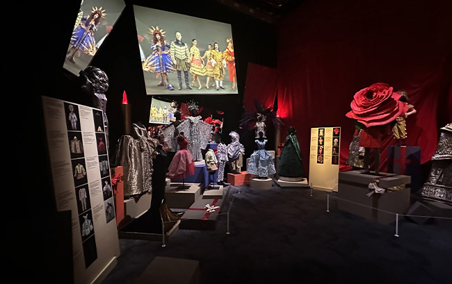 Exposition temporaire "Tous en scène ! 20 ans de collections" au Centre National du Costume et de la Scène à Moulins