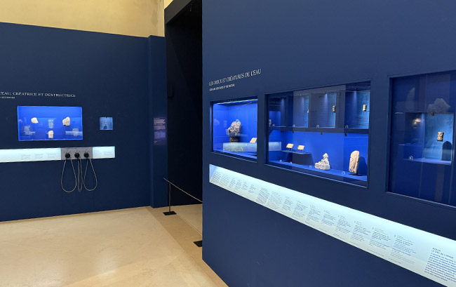 Exposition"Eau primordiale" au Musée du Louvre à Paris Exposition"Eau primordiale" au Musée du Louvre à Paris